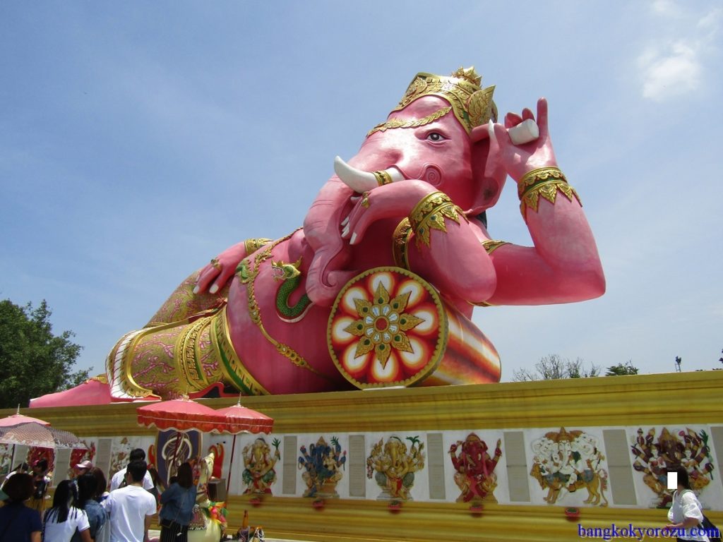 大きなピンクガネーシャ像のあるパワースポット ワット サマーン ラッタナーラーム Wat Saman Rattanaram チャチューンサオ タイ Thailand バンコク萬 よろず ブログ